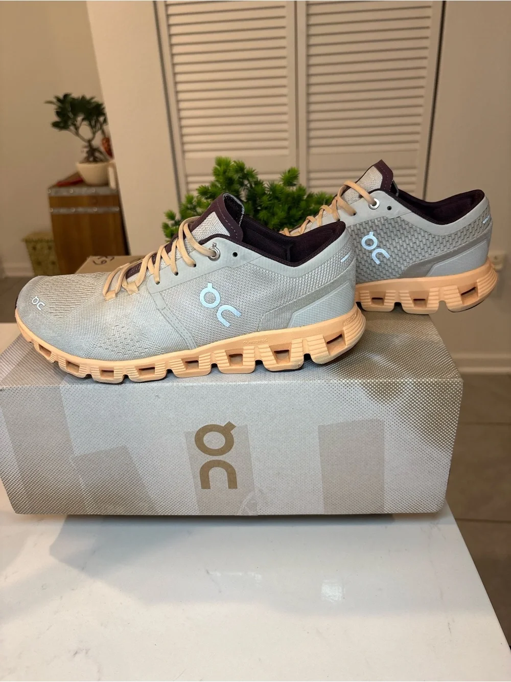 On Cloud Cloud X women’s size 8.5 Running Shoes